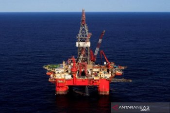 Harga minyak naik karena ancaman badai kembar yang memangkas produksi AS