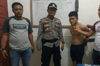 Cekcok perihal anak tiri, seorang suami gorok istri sendiri