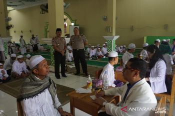 320 santri Pondok Pesantren Al Falah Putera ikuti "eradikasi scabies"