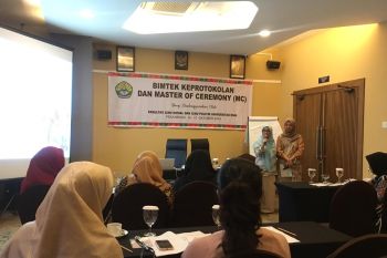 VIDEO - MC kondang Riau isi pelatihan Keprotokolan dan Master of Ceremony