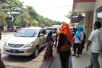 Pricilia berlumuran darah dan gendong sang adik saat ditemukan