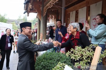 Ratusan warga Pengzhou tumpah ruah sambut kota kembar dengan Mataram