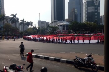 Relawan  Jokowi-Ma'ruf bentangkan Bendera Merah Putih 200 meter