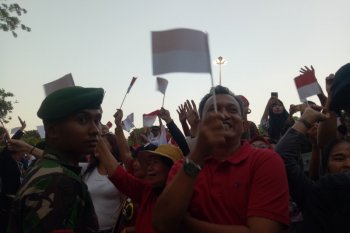 Masyarakat nyanyikan lagu daerah saat menunggu ditemui Jokowi-Ma'ruf
