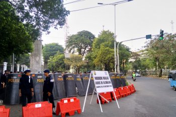 Petugas berlakukan penjagaan berlapis di sekitar gedung parlemen