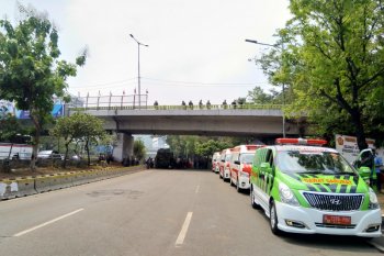Jalan depan  DPR/MPR steril dari kendaraan bermotor dan warga