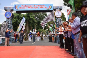 Warga padati karnaval Pelangi Budaya Bumi Merapi