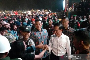 Jokowi turun panggung  salami penonton konser "Musik Untuk Republik"