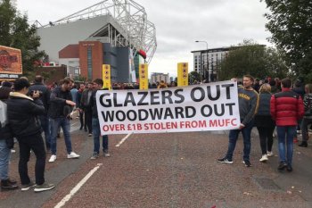 Aksi protes "Pecat Woodward" warnai laga MU vs Liverpool