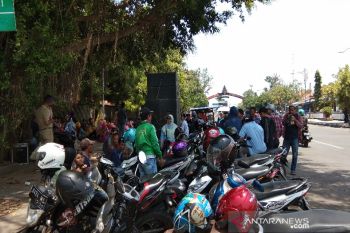 Puluhan warga Batang demo, tuntut pilkades ulang