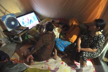 Nonton pelantikan presiden di tenda pengungsian