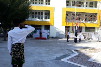 Civitas akademik IAIN Palu pakai sarung pada upacara hari santri