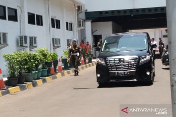 Wiranto bersama istri  tinggalkan RSPAD Gatot Soebroto