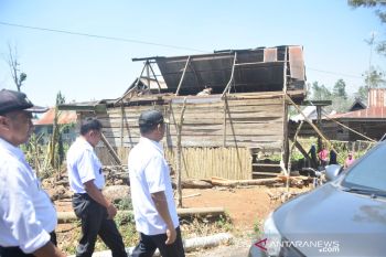 Ratusan rumah di Gowa rusak  akibat angin kencang