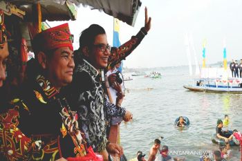Tradisi 'Mandui Safar' tetap meriah di tengah kekhawatiran serangan buaya