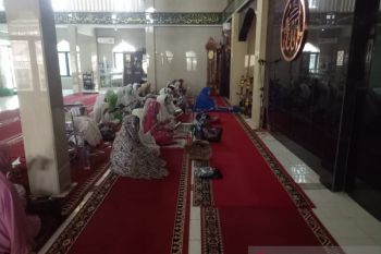 Masyarakat Palembang melaksanakan tradisi Rebo Kasan yang nyaris punah