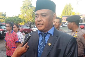 Penjual buah-buahan Abdul Khalik dilantik menjadi anggota DPRD