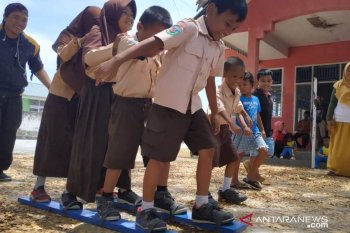 Senyum siswa diarena lomba bakiak komunitas pendidikan Banggai-DSLNG