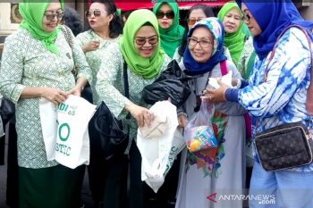IIDI bagikan 1.000 tas kain untuk kurangi sampah plastik