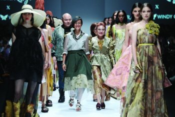 Kain Humbang Hasundutan disulap menjadi pakaian kelas dunia