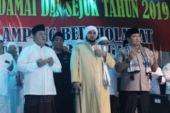 Gubernur bersalawat bersama puluhan ribu masyarakat Lampung