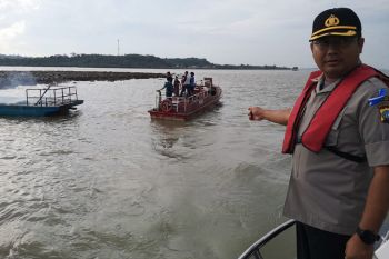 KM Karomah 2 terbakar diduga ledakan dari kamar mesin