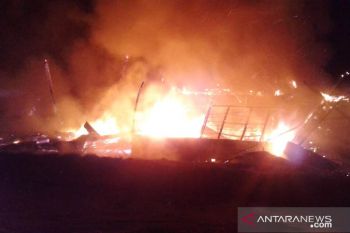 Dua warung satu rumah terbakar, kerugian mencapai Rp400 juta
