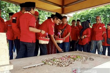 Kader PDIP Surabaya tabur bunga makam WR Soepratman peringati Sumpah Pemuda