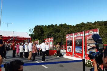 Presiden Jokowi disambut tarian adat Youtefa Tobati Enggros