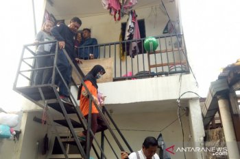Rekonstruksi ibu cekoki anak hingga tewas, warga soraki tersangka