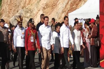 Warga Enggros-Tobati sambut Presiden dengan tarian tradisional Youtefa