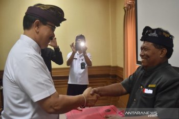 Dinas Perindustrian Badung serahkan 3.000 sertifikat kompetensi pekerja wisata