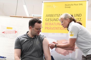 Jerman suntikkan vaksin COVID Desember 2020