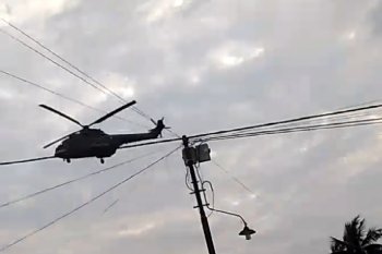 Helikopter terbang rendah merusak tiga atap rumah