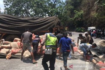 Sebelum tabrak dua pedagang asongan hingga tewas,  truk pengangkut semen sempat oleng