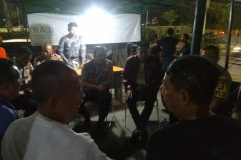 Potong tumpeng ala polisi cegah tawuran warga