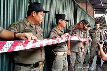 Pemkot segel usaha "bakso granat" karena tolak pasang alat pajak