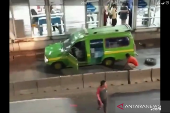 Tanggapan polisi terkait angkot ganti ban di jalur Busway