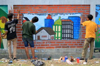 Lukisan mural memperindah dinding Taman Pramuka Pulau Belibis Solok