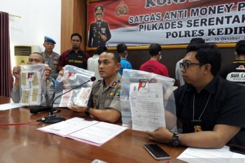 Polisi ungkap kasus dugaan suap pilkades serentak di Kediri (Video)