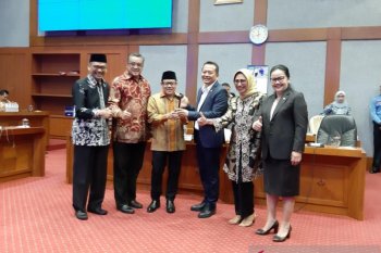 Muhaimin Iskandar lantik pimpinan Komisi X DPR