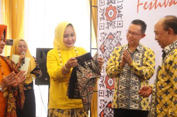 Festival Batik diyakini menumbuhkan kecintaan masyarakat terhadap pakaian batik