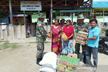 Prajurit TNI bagi sembako di akhiri tugas TMMD