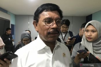 Menkominfo Johnny G Plate minta masyarakat untuk beli ponsel resmi