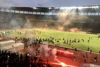 Buntut kerusuhan penonton Persebaya dijatuhi hukuman jalani laga tanpa penonton sampai akhir musim