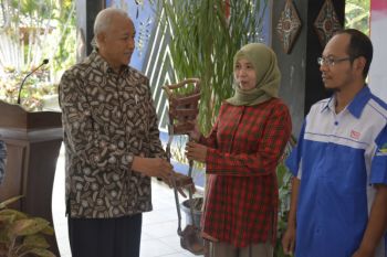 Pemkab Sleman menyerahkan bansos untuk kelompok masyarakat tidak mampu