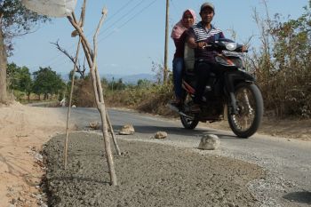 Diprotes warga, akhirnya jalan rusak menuju TPA Segawe Tulungagung mulai diperbaiki