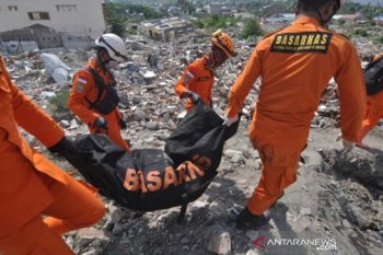 Petugas bawa  jenazah korban likuefaksi Balaroa