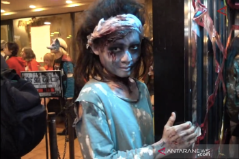 Mencoba menu roti burger khusus Hallowen dengan ditemani para zombi