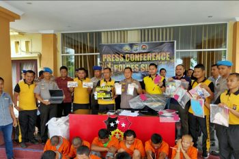 Polres Siak amankan truk misterius berisi 100 laptop dan susu